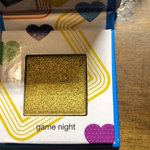 3/$20 : Eyeshadows - Picture 3 of 5